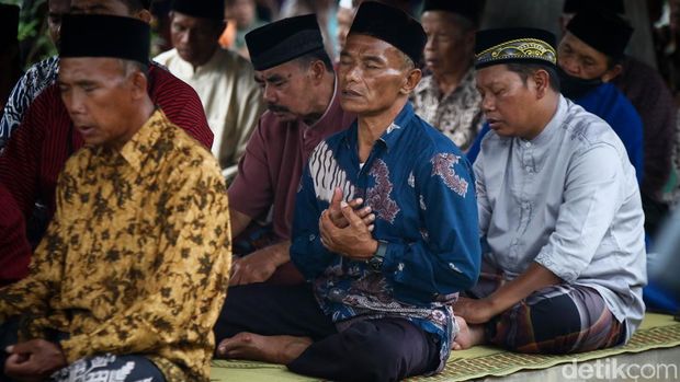 Warga Padukuhan Saren, Wedomartani, Ngemplak, Sleman, saat melaksanakan upacara nyadran di Pasar Wonosari, Rabu (19/2/2025).