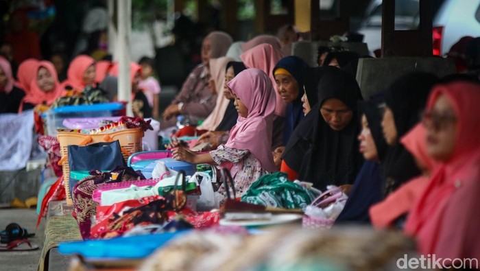 Warga Padukuhan Saren, Wedomartani, Ngemplak, Sleman, saat melaksanakan upacara nyadran di Pasar Wonosari, Rabu (19/2/2025).