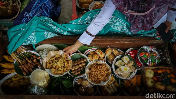 Warga Padukuhan Saren, Wedomartani, Ngemplak, Sleman, saat melaksanakan upacara nyadran di Pasar Wonosari, Rabu (19/2/2025).
