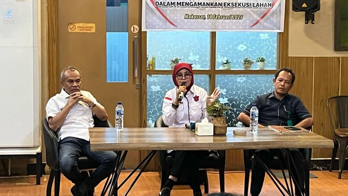 Pakar Hukum Unhas Prof Farida Patittingi (tengah) dan Pakar Hukum UMI Prof Laode Husein (kiri).