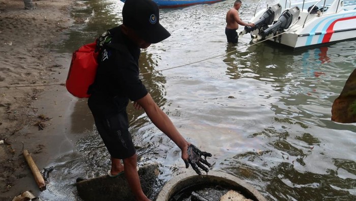 Pantai Bangsring Banyuwangi tercemar oli