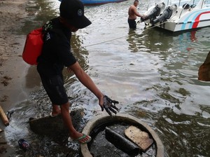 Pantai Bangsring Banyuwangi Tercemar Cairan Diduga Oli