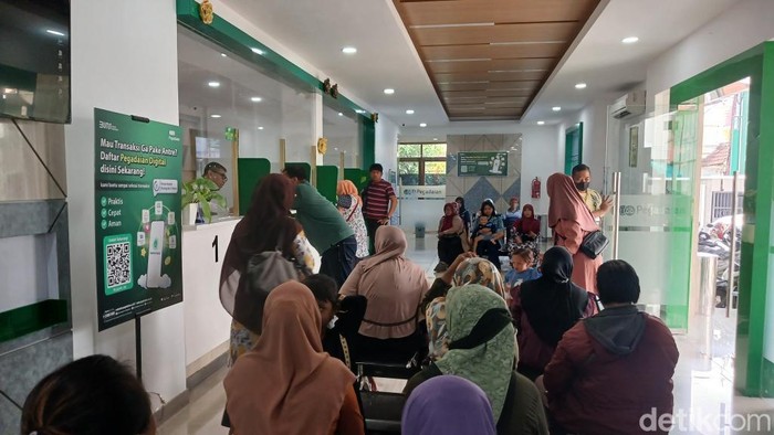 Pegadaian Cabang Pasuruan diserbu warga