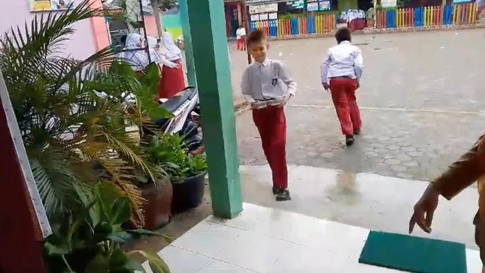 Pelajar SD Negeri 7 Tebingtinggi saat mengembalikan menu MBG.