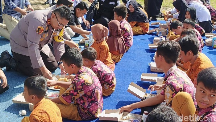 Pelajar SLB Negeri Sidomulyo Lampung Selatan menikmati menu MBG