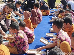 Polisi Bagikan MBG untuk Pelajar Berkebutuhan Khusus di Lampung Selatan