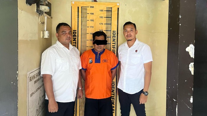 Pelaku penipuan santri di Lamongan saat diamankan di kantor polisi