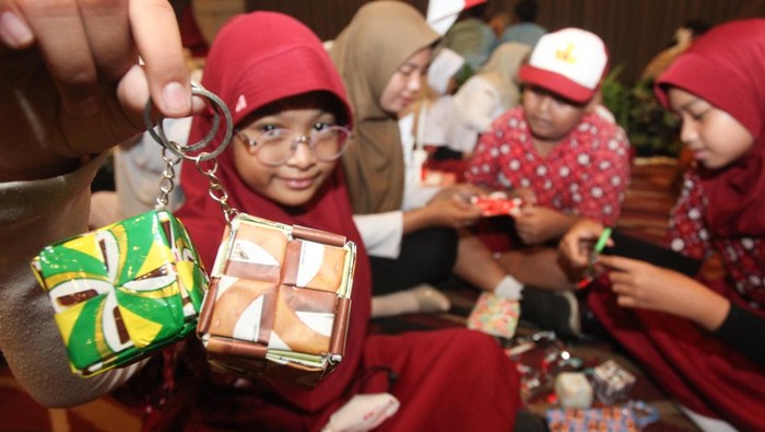 Sejumlah peserta belajar menganyam bungkus plastik (sachet) bekas saat pelatihan daur ulang sampah plastik di Surabaya, Jawa Timur, Rabu (19/2/2025). Pelatihan yang digelar Tunas Hijau itu diikuti sekitar 70 peserta pelajar dan guru yang bertujuan untuk memberikan kemampuan dalam mendaur ulang sampah plastik menjadi produk yang lebih bernilai ekonomi. ANTARA FOTO/Didik Suhartono/Spt.