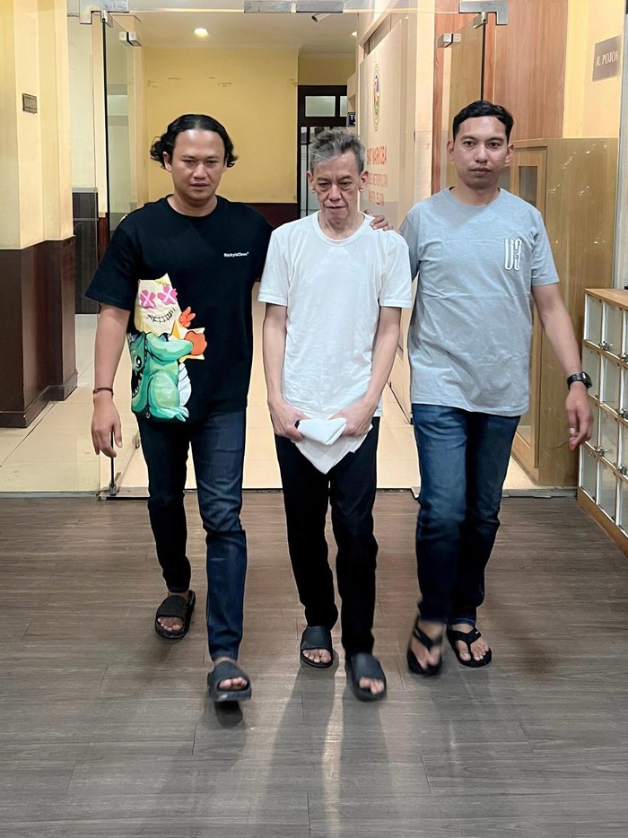 Penampakan Fariz RM usai ditangkap terkait kasus narkoba Penampakan Fariz RM usai ditangkap terkait kasus narkoba. Fariz RM saat ini diperiksa di Mapolres Metro Jakarta Selatan.