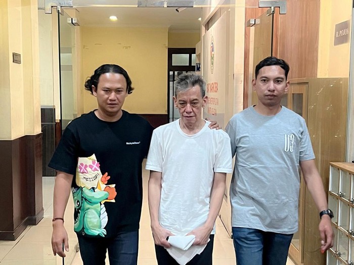 Penampakan Fariz RM usai ditangkap terkait kasus narkoba. Fariz RM saat ini diperiksa di Mapolres Metro Jakarta Selatan.