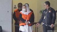 Pantauan detikcom di gedung KPK, Kuningan, Jakarta Selatan, Rabu (19/2/2025) pukul 16.39 WIB, Wali Kota Semarang Hevearita Gunaryanti Rahayu alias Mbak Ita dan suaminya, Alwin Basri, turun dari ruang pemeriksaan. Mereka digiring oleh sejumlah petugas KPK.