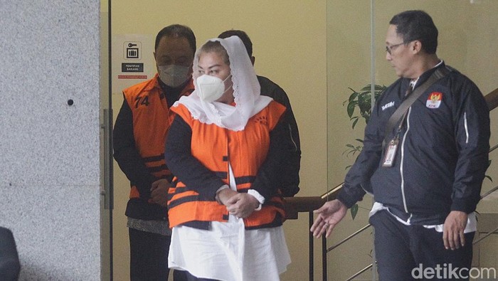Penampakan Walkot Semarang Mbak Ita dan Suami Resmi Ditahan KPK Wali Kota Semarang Hevearita Gunaryanti Rahayu (HRG) bersama Ketua Komisi D DPRD Provinsi Jawa Tengah Alwin Basri (AB) mengenakan rompi tahanan dengan tangan terborgol di gedung KPK, Jakarta, Rabu (19/2/2025). Keduanya ditahan KPK dalam kasus dugaan korupsi pengadaan barang dan jasa di lingkungan Pemkot Semarang. HRG dan AB merupakan pasangan suami-istri yang juga kader PDI Perjuangan.