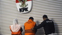 Mbak Ita dan suaminya saat dihadirkan di ruang konferensi pers KPK.
