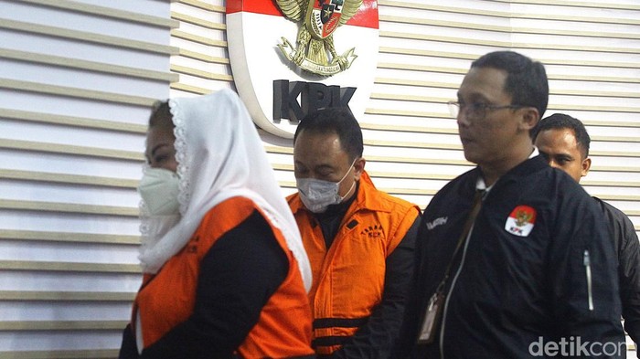 Penampakan Walkot Semarang Mbak Ita dan Suami Resmi Ditahan KPK Wali Kota Semarang Hevearita Gunaryanti Rahayu (HRG) bersama Ketua Komisi D DPRD Provinsi Jawa Tengah Alwin Basri (AB) mengenakan rompi tahanan dengan tangan terborgol di gedung KPK, Jakarta, Rabu (19/2/2025). Keduanya ditahan KPK dalam kasus dugaan korupsi pengadaan barang dan jasa di lingkungan Pemkot Semarang. HRG dan AB merupakan pasangan suami-istri yang juga kader PDI Perjuangan.