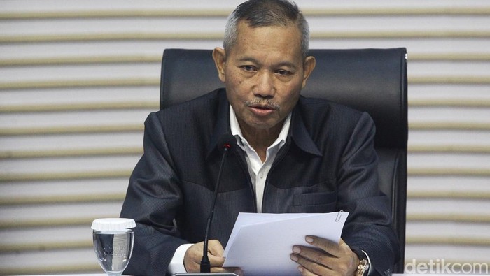 Wali Kota Semarang Hevearita Gunaryanti Rahayu (HRG) bersama Ketua Komisi D DPRD Provinsi Jawa Tengah Alwin Basri (AB) mengenakan rompi tahanan dengan tangan terborgol di gedung KPK, Jakarta, Rabu (19/2/2025). Keduanya ditahan KPK dalam kasus dugaan korupsi pengadaan barang dan jasa di lingkungan Pemkot Semarang. HRG dan AB merupakan pasangan suami-istri yang juga kader PDI Perjuangan.