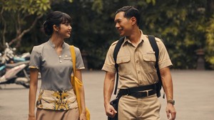 Nggak cuma tampil sebagai pegawai hotel yang menawan, Lisa juga membawa unsur budaya Thailand ke dalam serial ini. Foto: dok. HBO