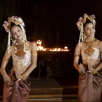 Saat menjalani wawancara dengan Variety, Lisa mengaku bangga bisa memperkenalkan budaya dan bahasa Thailand lewat serial The White Lotus 3. Sebuah adegan akan memperlihatkan Lisa menari dengan kostum tradisional Thailand untuk menghibur para tamu bule di hotel. Foto: dok. HBO