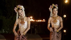 Salah satu adegannya bakal menampilkan Lisa menari dengan kostum tradisional Thailand buat menghibur tamu-tamu bule di hotel. Keren banget! Foto: dok. HBO