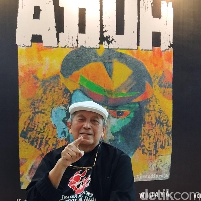 Pendiri Teater Mandiri Putu Wijaya saat ditemui jumpa pers lakon ADUH di Taman Ismail Marzuki (TIM) pada Rabu (19/2/2025). Pendiri Teater Mandiri Putu Wijaya saat ditemui jumpa pers lakon ADUH di Taman Ismail Marzuki (TIM) pada Rabu (19/2/2025).