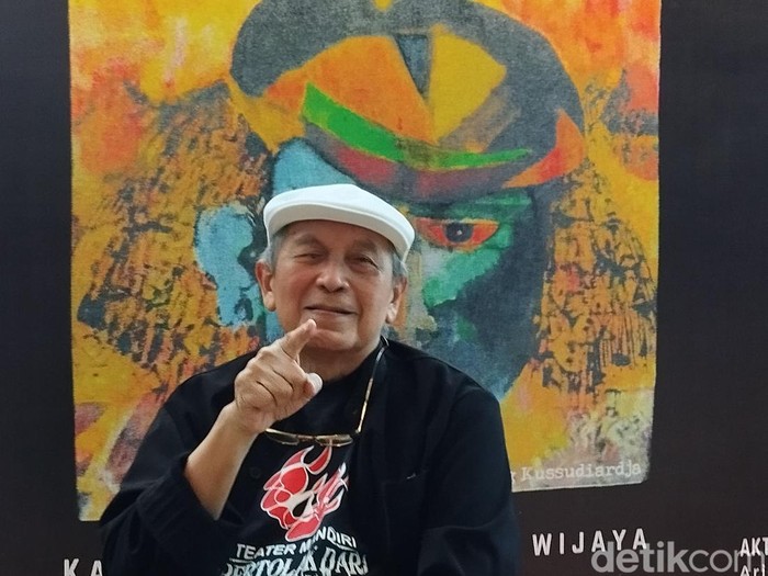 Pendiri Teater Mandiri Putu Wijaya saat ditemui jumpa pers lakon ADUH di Taman Ismail Marzuki (TIM) pada Rabu (19/2/2025). Pendiri Teater Mandiri Putu Wijaya saat ditemui jumpa pers lakon ADUH di Taman Ismail Marzuki (TIM) pada Rabu (19/2/2025).