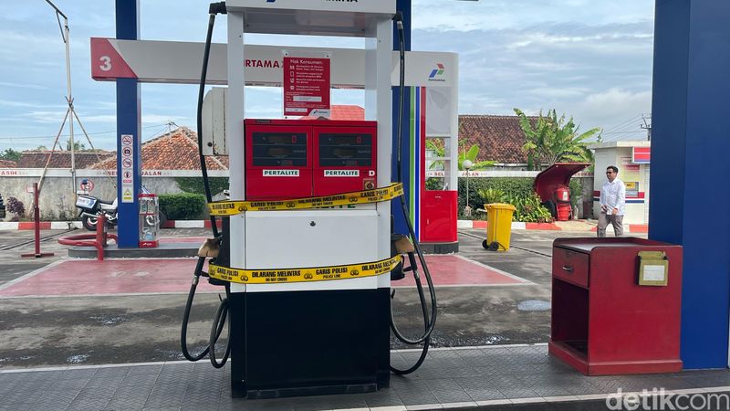 Peninjauan kepolisian dan Pertamina di SPBU curang, di Baros, Sukabumi, Jawa Barat, 19 Februari 2025. (Rumondang Naibaho/detikcom)