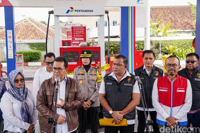 Peninjauan kepolisian dan Pertamina di SPBU curang, di Baros, Sukabumi, Jawa Barat, 19 Februari 2025. (Rumondang Naibaho/detikcom)