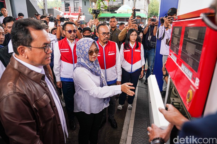 Peninjauan kepolisian dan Pertamina di SPBU curang, di Baros, Sukabumi, Jawa Barat, 19 Februari 2025. (Rumondang Naibaho/detikcom)