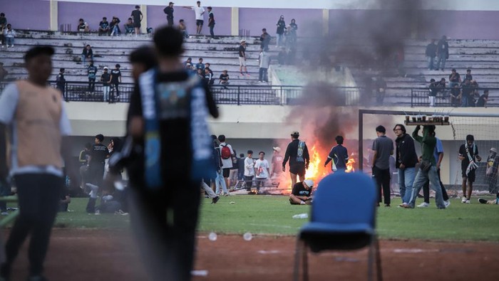 Suporter Persela Lamongan melemparkan kursi pada pertandingan Liga 2 antara Persela Lamongan melawan Persijap Jepara di Stadion Tuban Sport Center, Tuban, Jawa Timur, Selasa (18/2/2024). Pertandingan tersebut dihentikan di menit ke-79 dikarenakan suporter Persela memasuki lapangan dan merusak sejumlah fasilitas stadion. ANTARA FOTO/Rizal Hanafi/foc.