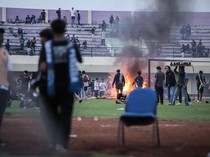 Kesaksian Penonton Kerusuhan Persela Vs Persijap: Flare Nyala-Suporter Ngamuk