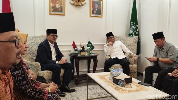 Kepala Badan Pelaksana BPKH Fadlul Imansyah (kiri) sedang berdiskusi dengan Ketum PBNU Gus Yahya (kanan) di Gedung PBNU, Jakarta, Selasa (19/2/2025) .