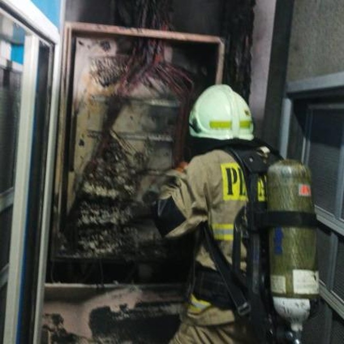 Petugas damkar telah memadamkan api yang menyala di gedung Pasaraya Blok M di Jakarta Selatan. Titik api ditemukan berada di lantai 8 bangunan tersebut. (dok Damkar)