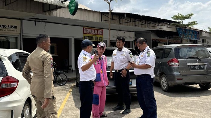 Petugas Dishub Batam saat menertibkan juru parkir. (dok. Isitmewa)