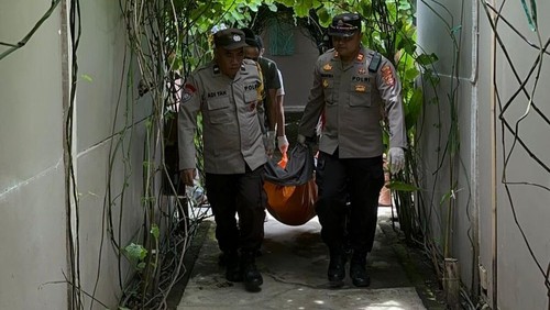 Petugas mengevakuasi pria Jerman berinisial HFCI yang ditemukan tewas di kolam renang vila di Gili Air, Desa Gili Indah, Kecamatan Pemenang, Lombok Utara, Rabu (19/2/2025). (Foto: Dok. Istimewa)