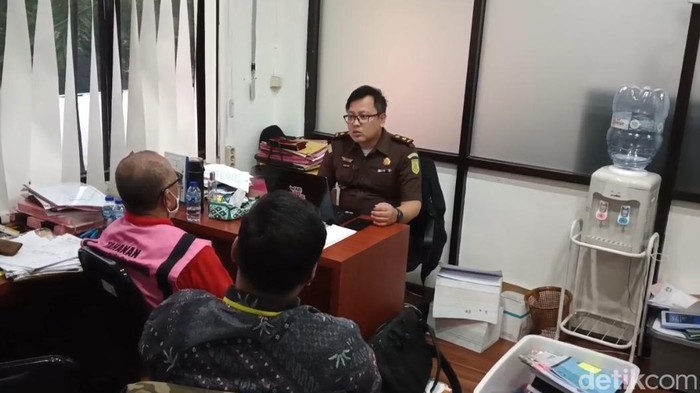 Petugas saat meriksa tersangka korupsi di Kantor Kejari Sumedang, Rabu (19/2/2025).