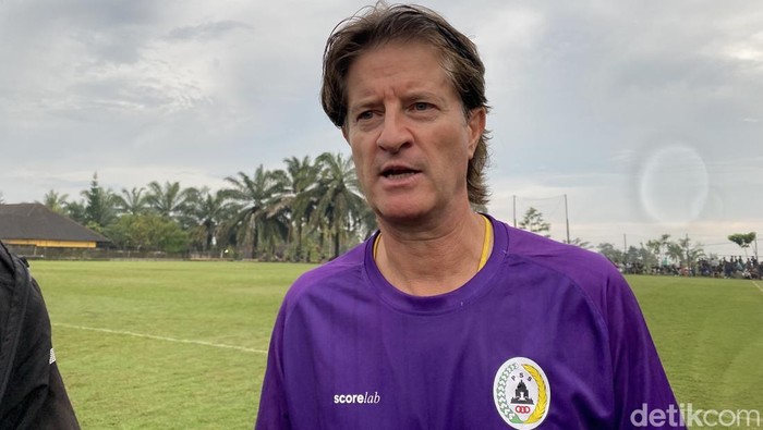 Pelatih PSS Sleman, Pieter Huistra di Lapangan Pakembinangun, Sleman, Rabu (19/2/2025).