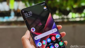 Layarnya menggunakan panel AMOLED yang melengkung di sisi kiri dan kanan. Foto: Virgina Maulita Putri/detikINET