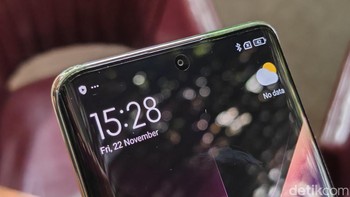 Di bagian atas layar terdapat punch-hole tempat kamera depan. Foto: Virgina Maulita Putri/detikINET