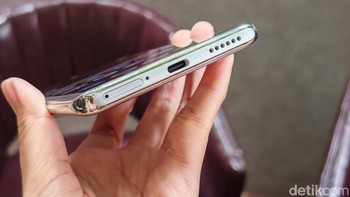 Kapasitas baterainya 5.110 mAh yang diklaim dapat bertahan hingga 15 jam dengan pemakaian terus menerus. Foto: Virgina Maulita Putri/detikINET