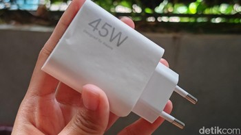 Poco menyertakan charger 45W dalam paket penjualannya yang diklaim dapat mengisi daya hingga 100% dalam 52 menit. Foto: Virgina Maulita Putri/detikINET