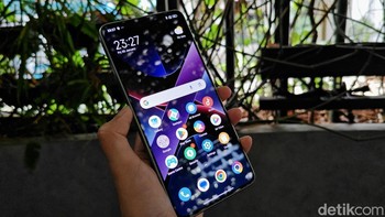 Sama seperti saudaranya, Poco X7 Pro juga menggunakan display AMOLED tapi dengan desain flat alias datar. Foto: Virgina Maulita Putri/detikINET