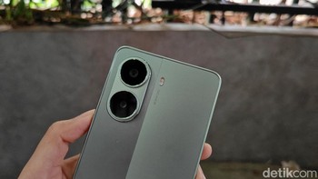 Poco X7 Pro mengusung dua kamera belakang dengan kamera utama 50 MP yang didukung OIS. Foto: Virgina Maulita Putri/detikINET