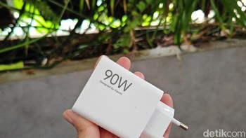 Poco menyertakan charger 90W dalam paket penjualannya untuk mengisi baterai jumbo berkapasitas 6.000 mAh. Foto: Virgina Maulita Putri/detikINET