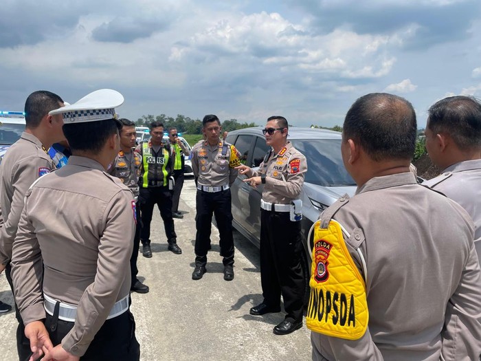 Jajaran Ditlantas Polda Jateng saat mengecek kesiapan Tol Jogja-Solo jelang Operasi Ketupat Candi 2025 di Klaten, Selasa (18/2/2025).