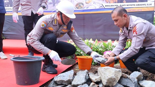 Polda Metro meresmikan pembangunan gedung SPPG guna mendukung program MBG. Wakapolda Metro Jaya Brigjen Djati Wiyoto Abadhy meletakkan batu pertama sebagai tanda pembangunan gedung dimulai, Rabu (19/2/2025) pagi tadi.