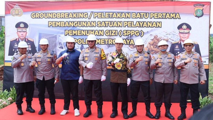 Polda Metro meresmikan pembangunan gedung SPPG guna mendukung program MBG. Wakapolda Metro Jaya Brigjen Djati Wiyoto Abadhy meletakkan batu pertama sebagai tanda pembangunan gedung dimulai, Rabu (19/2/2025) pagi tadi.
