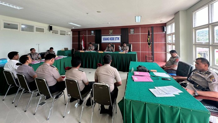 Tujuh oknum anggota Jatanras Polda Sulawesi Tengah (Sulteng) dijatuhi sanksi pemberhentian tidak dengan hormat (PTDH).