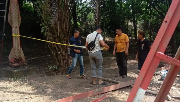 Polisi memasang garis polisi di tiang tower telekomunikasi di Muba yang dicuri