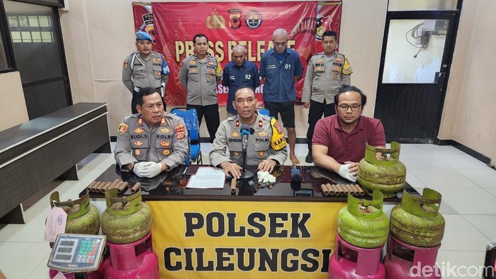 Polisi meringkus pelaku pengoplosan LPG 3 kg di wilayah Cileungsi, Kabupaten Bogor. Sebanyak 3 orang dibekuk dalam penggerebekan yang dilakukan penyidik. (Rizky AM/detikcom)