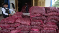 Petugas Bea Cukai Aceh menggagalkan penyelundupan 1.768 karung bawang merah seberat 45 ton dan 28 karung pakaian bekas dari Thailand yang diangkut dengan kapal nelayan di peraian kabupaten Aceh Utara serta mengamankan lima awak kapal. 
