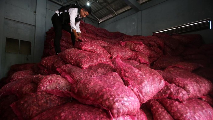 Potret 45 Ton Bawang Merah Ilegal asal Thailand Petugas menyusun barang bukti berupa bawang merah asal Thailand saat konferensi pers kasus penyelundupan di Kantor Pengawasan dan Pelayanan Bea dan Cukai Tipe Madya Pabean C Banda Aceh, Aceh, Selasa (18/2/2025). Petugas Bea Cukai Aceh menggagalkan penyelundupan 1.768 karung bawang merah seberat 45 ton dan 28 karung pakaian bekas dari Thailand yang diangkut dengan kapal nelayan di peraian kabupaten Aceh Utara serta mengamankan lima awak kapal. ANTARA FOTO/Ampelsa/nym.